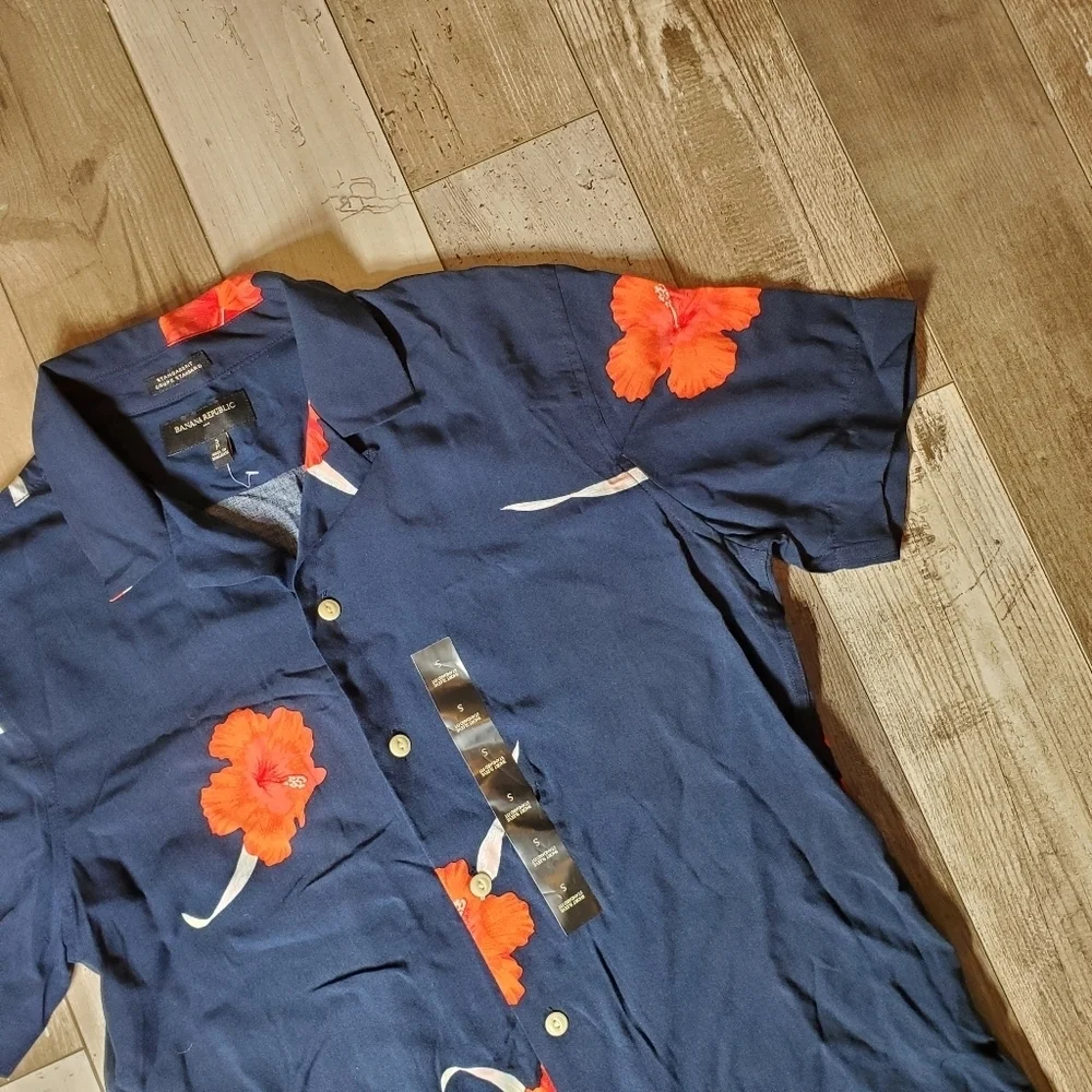 NWT BANANA REPUBLIC Men's Standard Fit Rayon Vacation Shirt Size Small Blue
